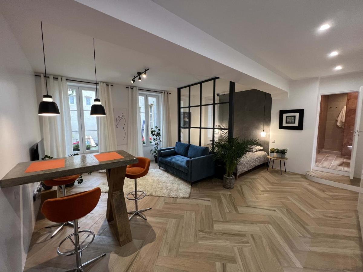 Bel Appartement Au Centre Du Vieux Жоани Екстериор снимка