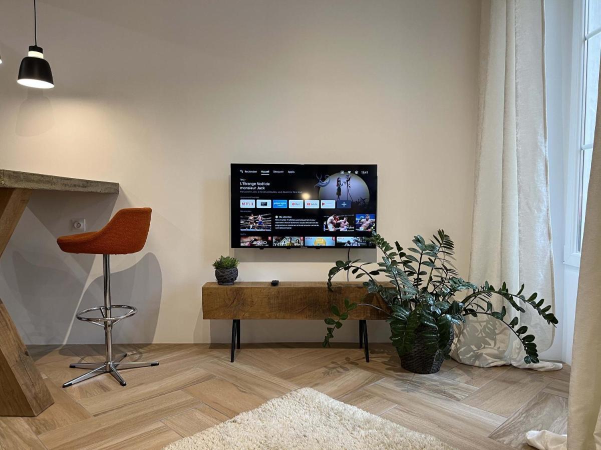 Bel Appartement Au Centre Du Vieux Жоани Екстериор снимка